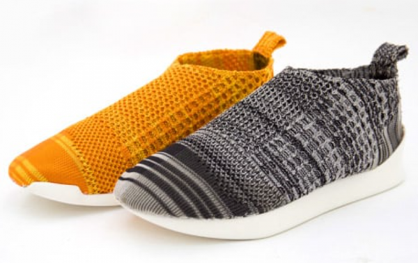 Sepatu Sneakers dengan Bahan Rajutan